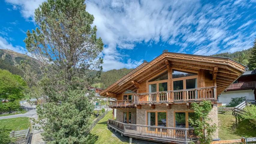 Ferienhaus für 12 Personen, mit Sauna und Garten sowie Terrasse und Whirlpool in Zell am See