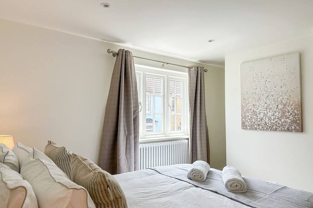 Modern Canterbury Townhouse - Pets Welcome & Private Parking in Kent