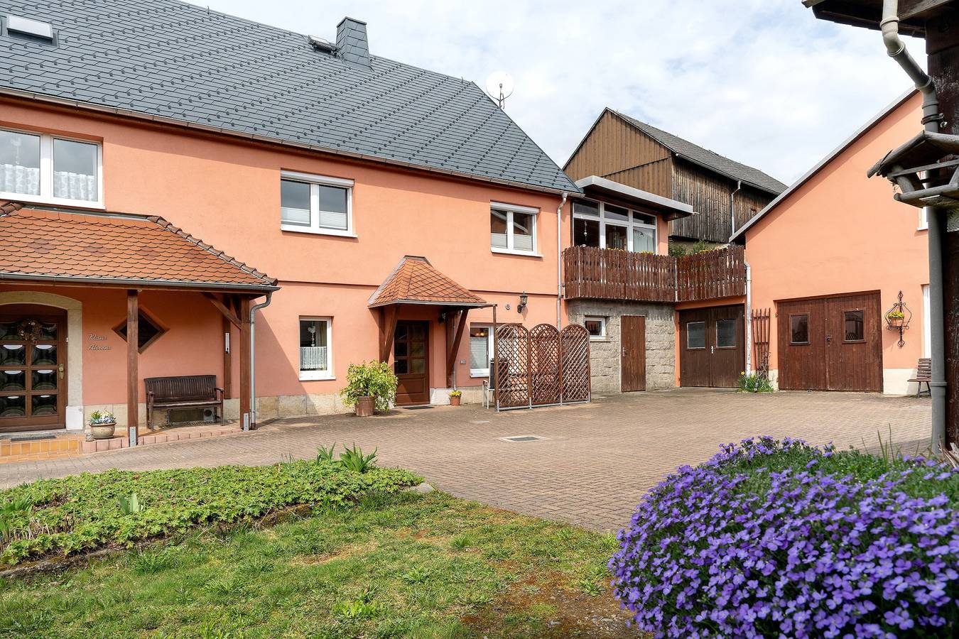 Ganze Wohnung, Ferienwohnung '2' mit Gemeinschaftsterrasse, Gemeinschaftsgarten und Wi-Fi in Hohnstein, Elbsandsteingebirge