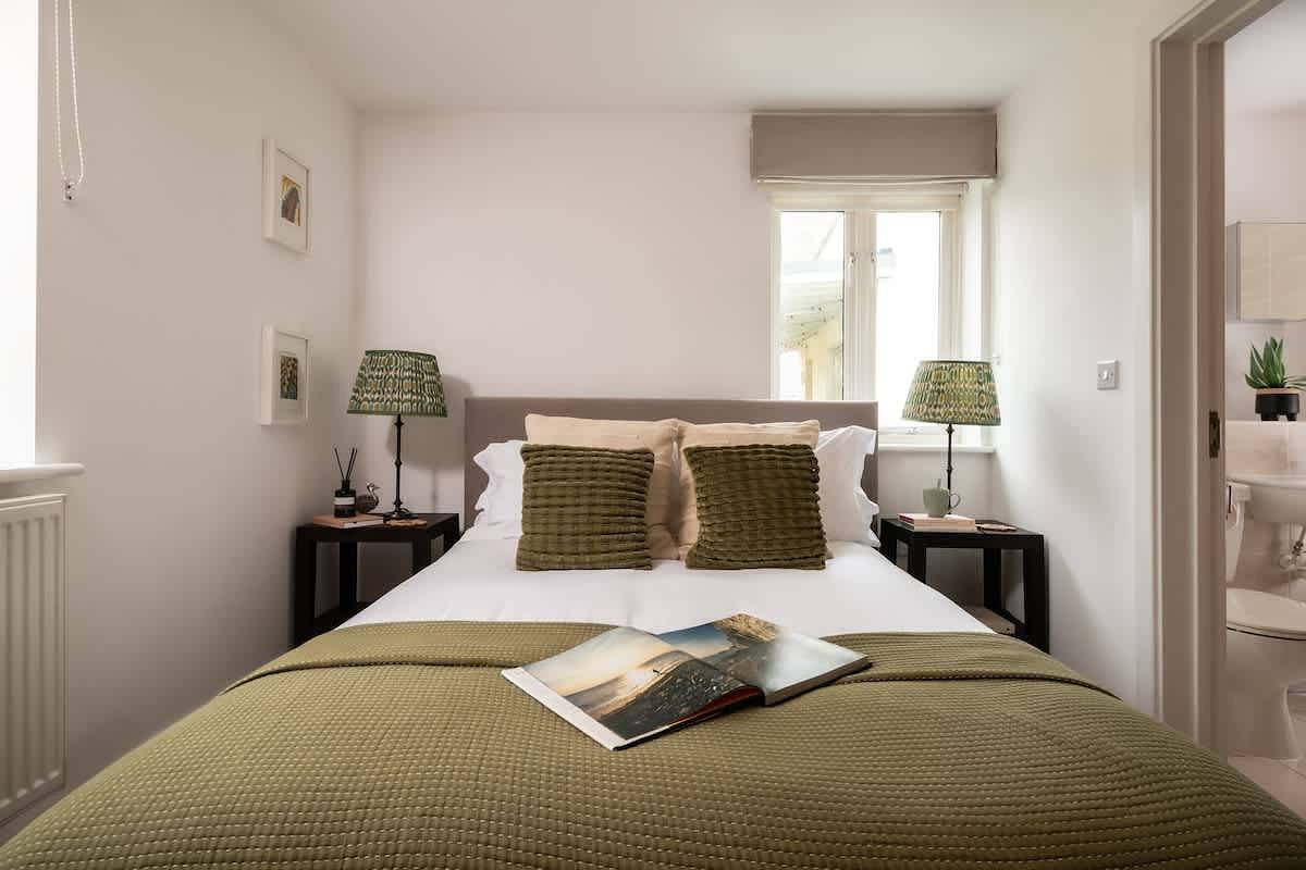 Appartement de vacances entier, Modern Cotswolds lakeside retreat, spa and pool in Somerford Keynes, Gloucestershire