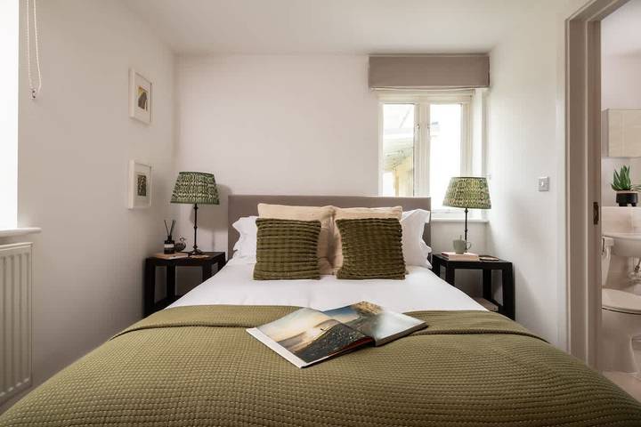 Ferieleilighet for 6 personer, Jacuzzi og Badebasseng i tillegg til Sauna og Innsjøutsikt i Cotswolds