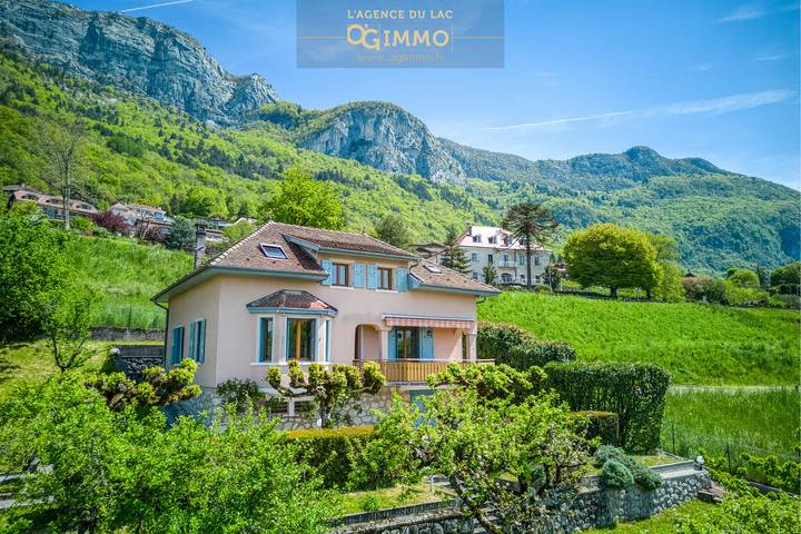 Location de vacances pour 10 personnes, avec Terrasse ainsi que Jardin et Vue sur le lac à Veyrier-du-Lac