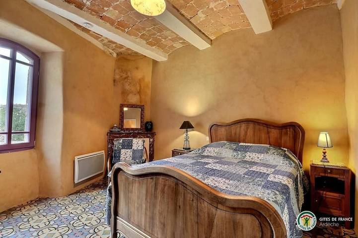 Location de vacances pour 7 personnes, avec terrasse ainsi que piscine et jardin à Beaulieu (Largentière) - 4