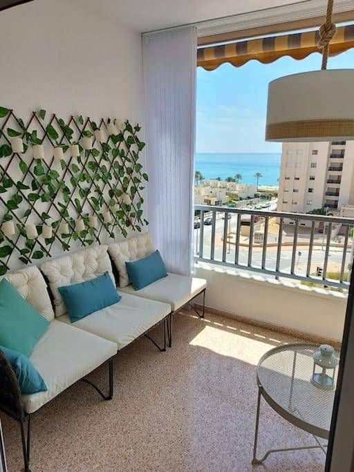 Appartement entier, Sunny, spacious 3 bedroom apartment with seaview - L1 Red line stop Paradis 2 min walk from rental in La Vila Joiosa, Costa Blanca