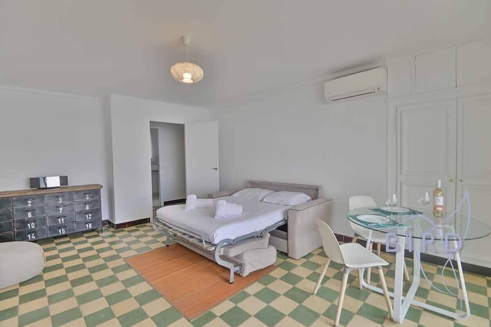 Appartamento intero, Large studio on the seafront in Juan-les-Pins, Antibes