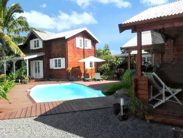 Gîte pour 4 personnes, avec piscine ainsi que jardin et terrasse dans Vincendo