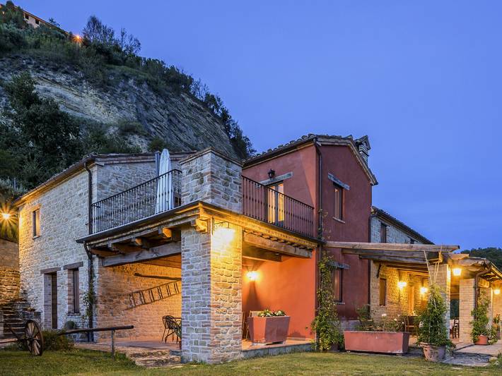 Casa vacanza per 6 persone, con terrazza e giardino nonché piscina, adatto a famiglie con bambini nelle Marche