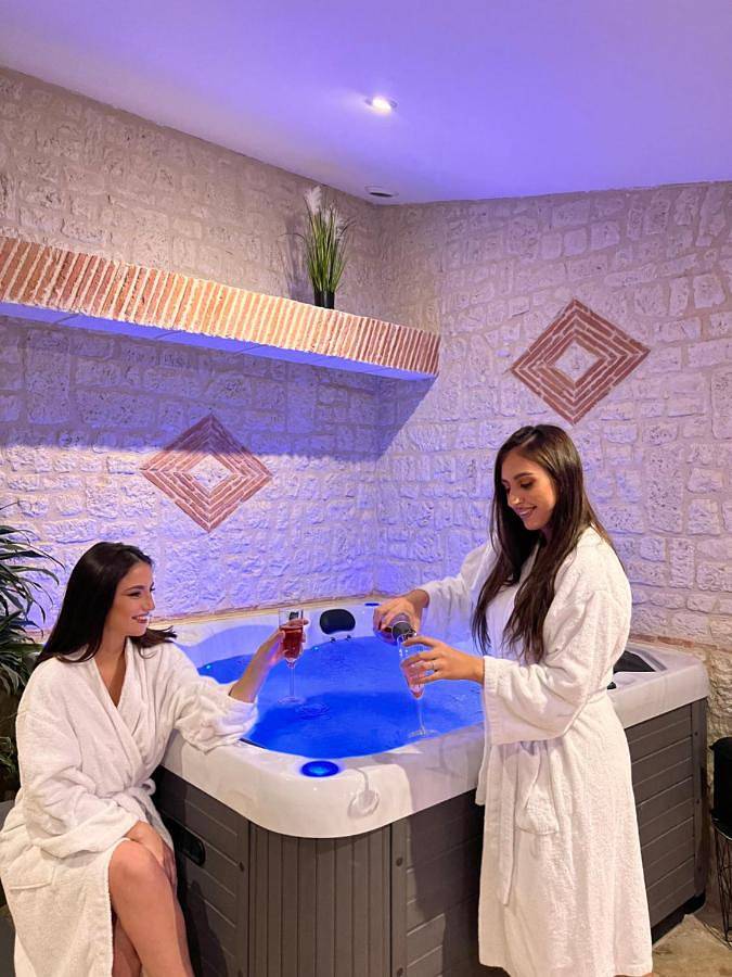 Gîte pour 2 personnes, avec Terrasse et Jacuzzi ainsi que Jardin et Piscine à Saint-Nexans