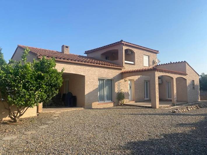 Location de vacances pour 8 personnes, avec terrasse et piscine à Brouilla - 3