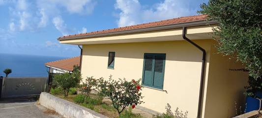 Cottage pour 5 personnes, avec jardin et piscine à Zambrone