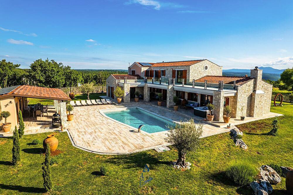 Luxury 5 star villa with heated saltwater pool for up to 8 guests in Barban, Zuidkust Istrië