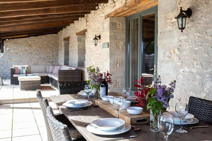 Gîte pour 7 personnes, avec piscine ainsi que jacuzzi et jardin à Bourlens