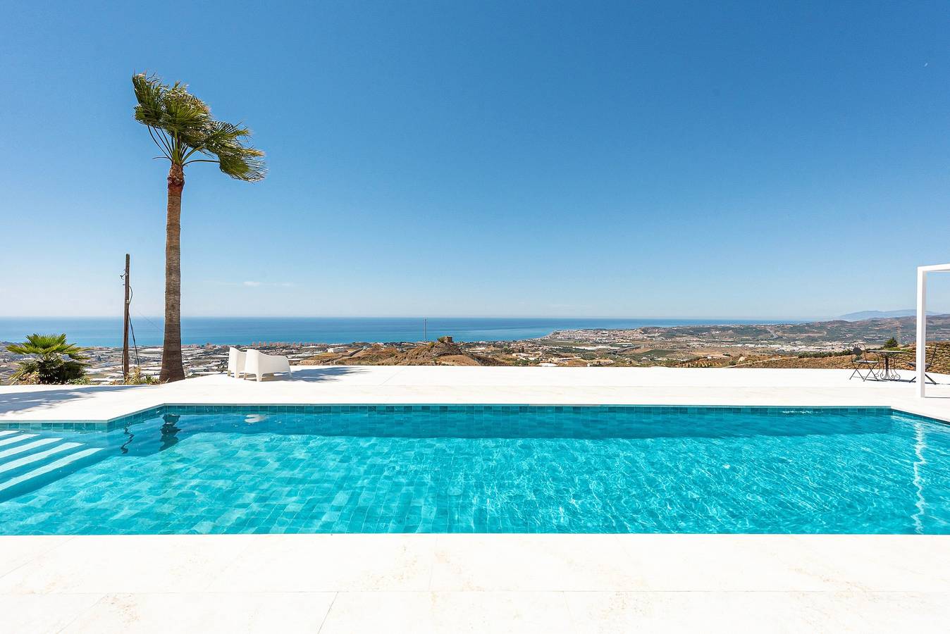 Villa 'Clery Algarrobo' with sea views, Wi-Fi and air conditioning in Arenas, Costa del Sol