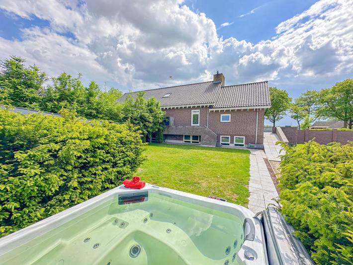 Vakantiehuis voor 12 personen, with Whirlpool and Terras as well as Tuin and Sauna in Overloon