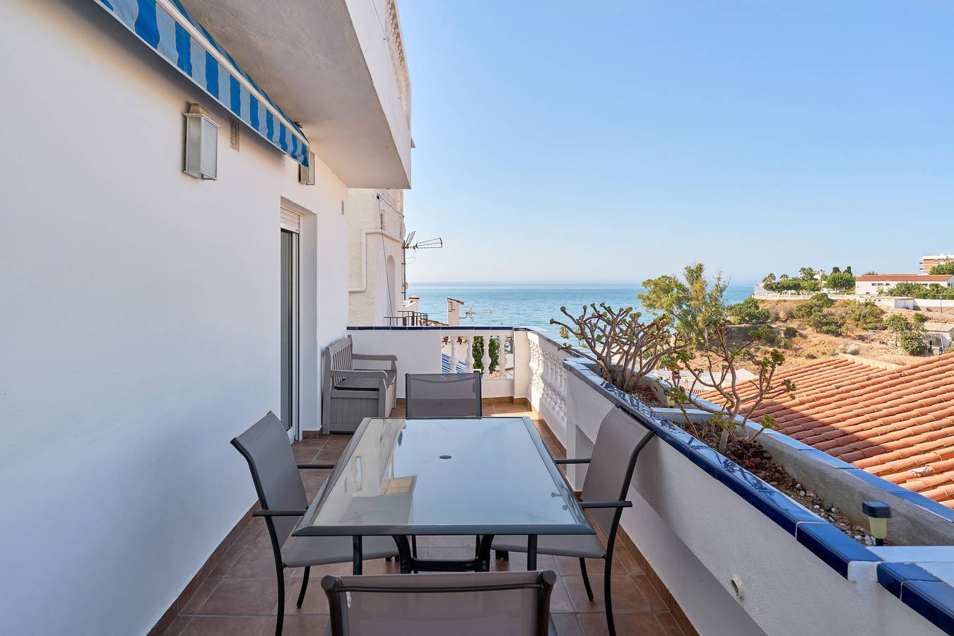 Casa de vacaciones 'Casa Del Sol' con vistas al mar, Wi-Fi y aire acondicionado in Playa de Burriana, Nerja