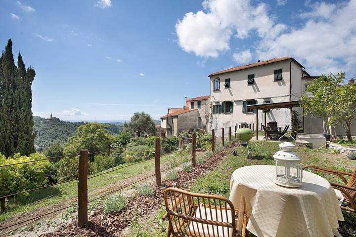 Apartamento entero, Apartamento 'La Cantina' con vistas al mar, jardín compartido y Wi-Fi in Montegrazie, Imperia
