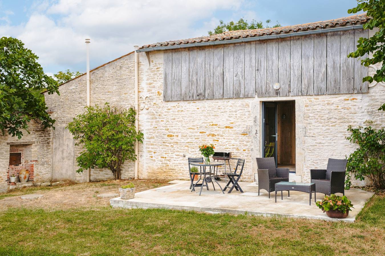 Gîte L'Etable - Les Gites Du Moulin: terraza privada, jardín y Wi-Fi en Saint-Hilaire-la-Palud in Saint-Hilaire-la-Palud, Región de Niort