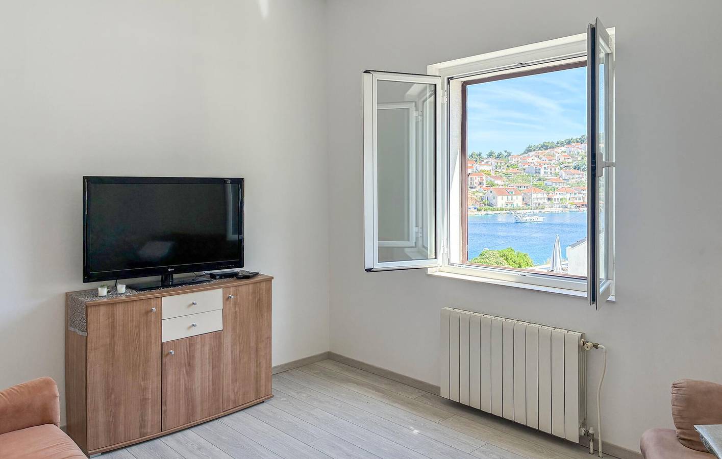 Ganze Ferienwohnung, Gemütliche 2-Zimmer-Wohnung mit Terrasse in der Nähe der Küste und des Stadtzentrums in Necujam, Solta