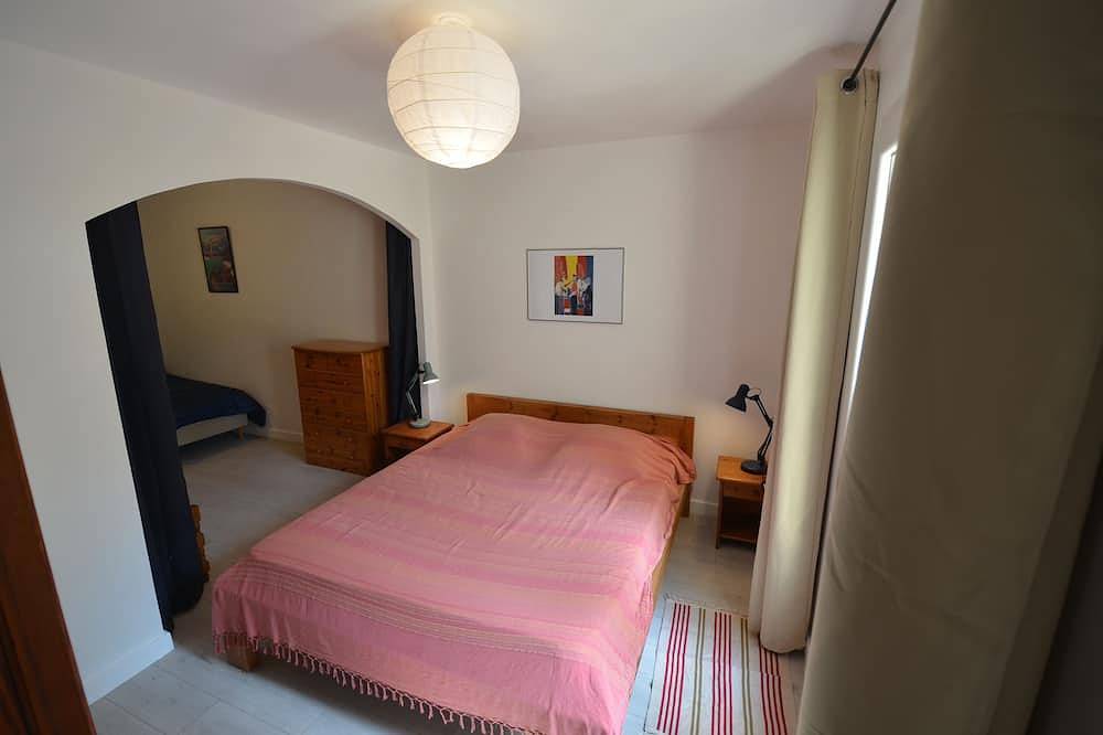 Peace and quiet in Mont Ventoux country in Mazan, Parque natural regional del Mont Ventoux