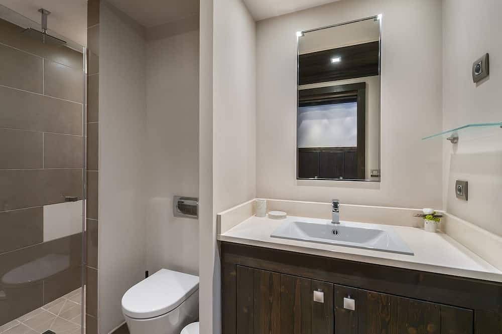 Entire apartment, Stylish central apartment with fireplace and parking in Courchevel in Courchevel 1650 (Moriond), Saint-Bon-Tarentaise