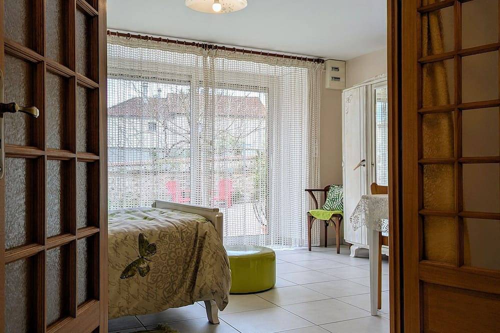 Gîte de charme en Auvergne, cour fermée, jardins privés, Bbq, babyfoot, proche St Jacques de Compostelle in Saint-Georges-Lagricol, Parc Naturel Régional Livradois-Forez