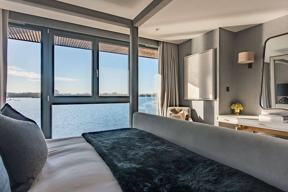 Stunning Lake House in the 5 star Lakes By Yoo Resort in Heart of The Cotswolds in Gloucestershire