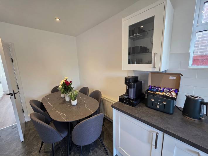 5 Beds, 7 guests, Private Garden, Free Parking in Nottingham, East Midlands