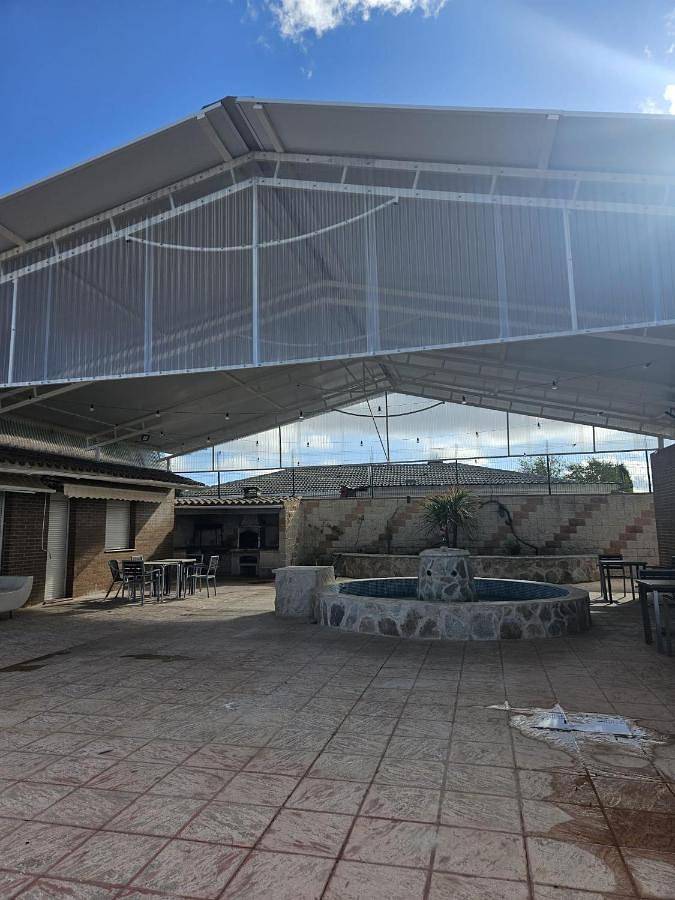 Casa rural para 17 personas, con piscina además de jardín y balcón en La Sagra