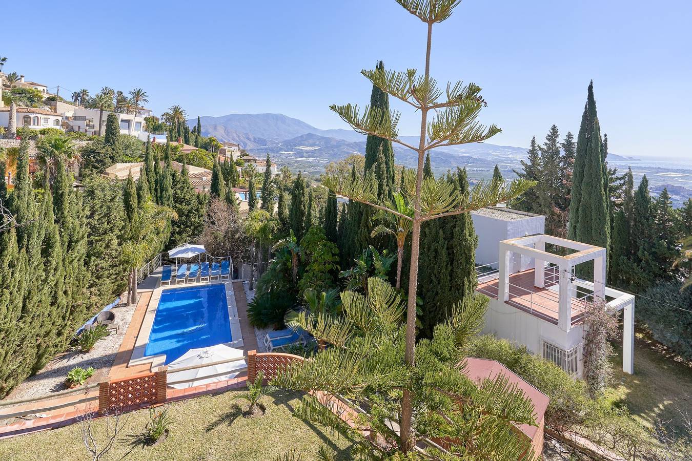 Villa 'Casa Alba' with Sea and Mountain View, Pool, Garden & Wi-Fi in Monte de los Almendros, Salobreña