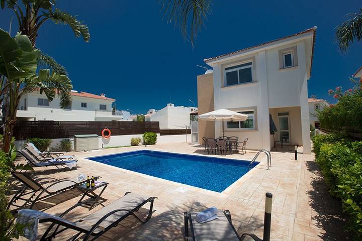 Villa für 7 Personen, mit Garten und Pool sowie Balkon in Protaras