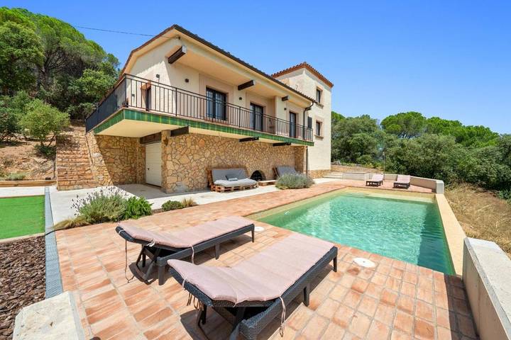 Casa rural para 12 personas, con piscina además de jardín y vistas en Sant Feliu de Guíxols