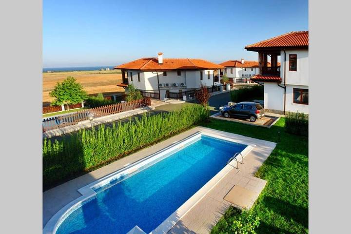 Dom wakacyjny dla 8 osób, z Balkon i Taras oraz Ogród i Basen w Pomorie