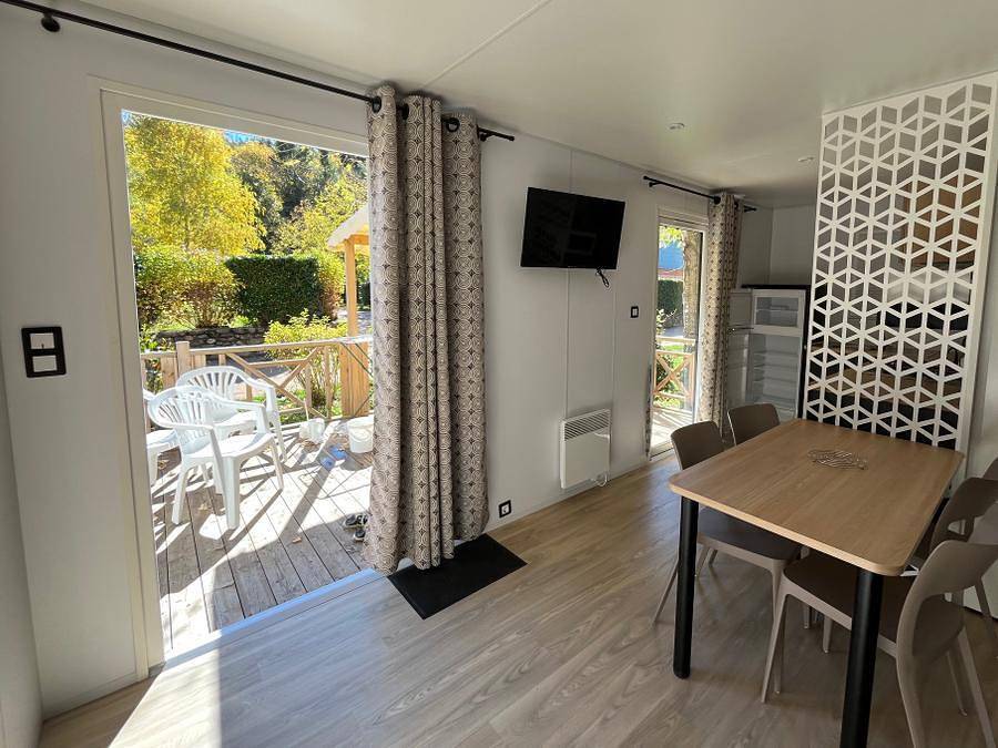 Camping La Dourbie - Mobilheim 4 personen - Mh Premium Grand Large Les Cévennes 30m² (2Sch-4Pers) + halbüberdachte Terrasse + Klimaanlage in Saint-Jean-du-Bruel, Parc naturel régional des Grands Causses