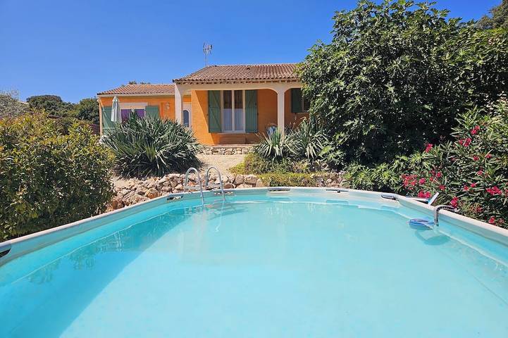 Location de vacances pour 4 personnes, avec terrasse et jardin à Combas