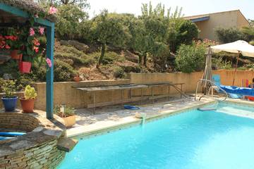 Gîte pour 2 personnes, avec piscine ainsi que terrasse et jardin, animaux acceptés dans l' Hérault