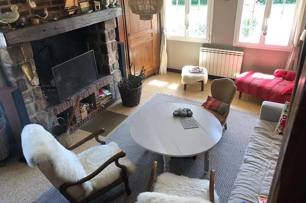 Country House Garden Pool in Blosseville, Región de Dieppe