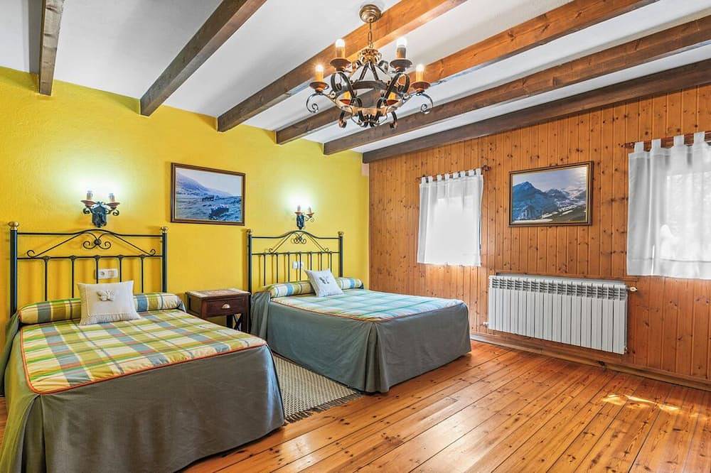 Entire apartment, Lorences Rural Apartments with mountain views for 5 people in Somiedo, Cordillera Cantábrica
