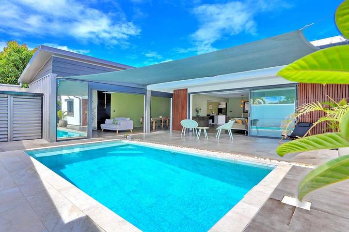 Location de vacances pour 6 personnes, avec terrasse ainsi que jardin et piscine à Sainte-Suzanne