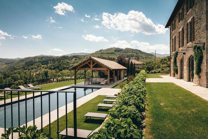Location de vacances pour 16 personnes, avec Jacuzzi et Terrasse ainsi que Jardin et Piscine à Labatie-d'Andaure