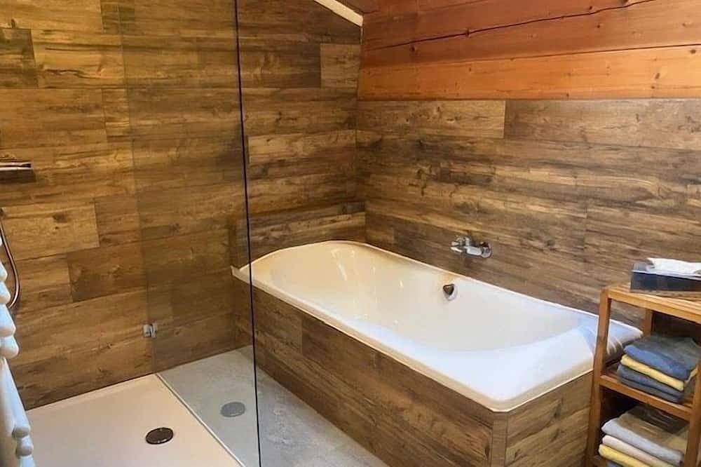 Ganze Wohnung, Ferienwohnung Anna 80 qm im 2. Obergeschoss in Bergen (Chiemgau), Chiemsee