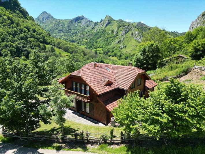 Casa de vacaciones para 20 personas, con Balcón y Terraza además de Jardín y Vistas en Laviana