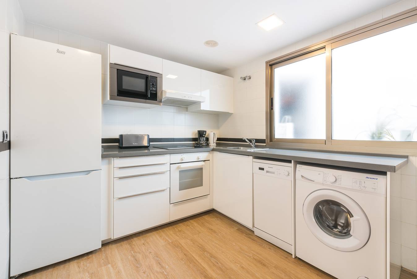 Entire apartment, 'Modern Apartment Calle Larios' with Balcony & Wi-Fi in Malaga Centro Historico, Malaga