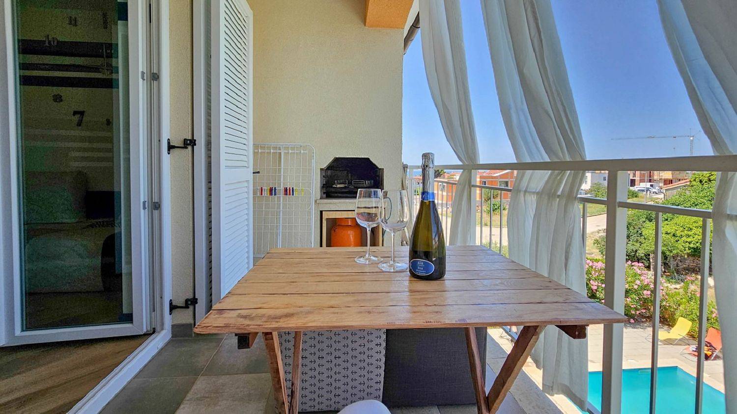 Appartamento intero, Idyllisches Apartment mit Meerblick, Pool, Grill, Waschmaschine, Privatparkplatz in Novigrad, Umago e dintorni
