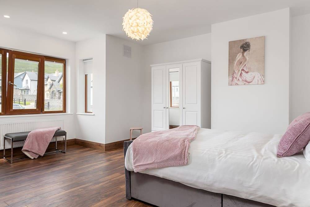 Stunning Coastal property located in Dingle Town on the Wild Atlantic Way. in Dingle Peninsula