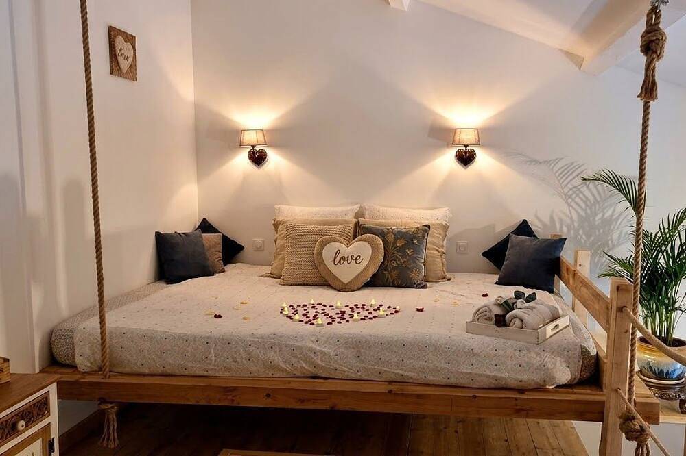 Suite with a private hot tub in Pierrelatte, Nyons region