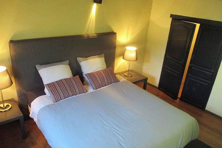 Appartement entier, Au calme à Uzès 70m² clim: 2ch., 5 pers., piscine10X5, gd jardin, terrasse, Wifi in Uzès, Région de Nîmes