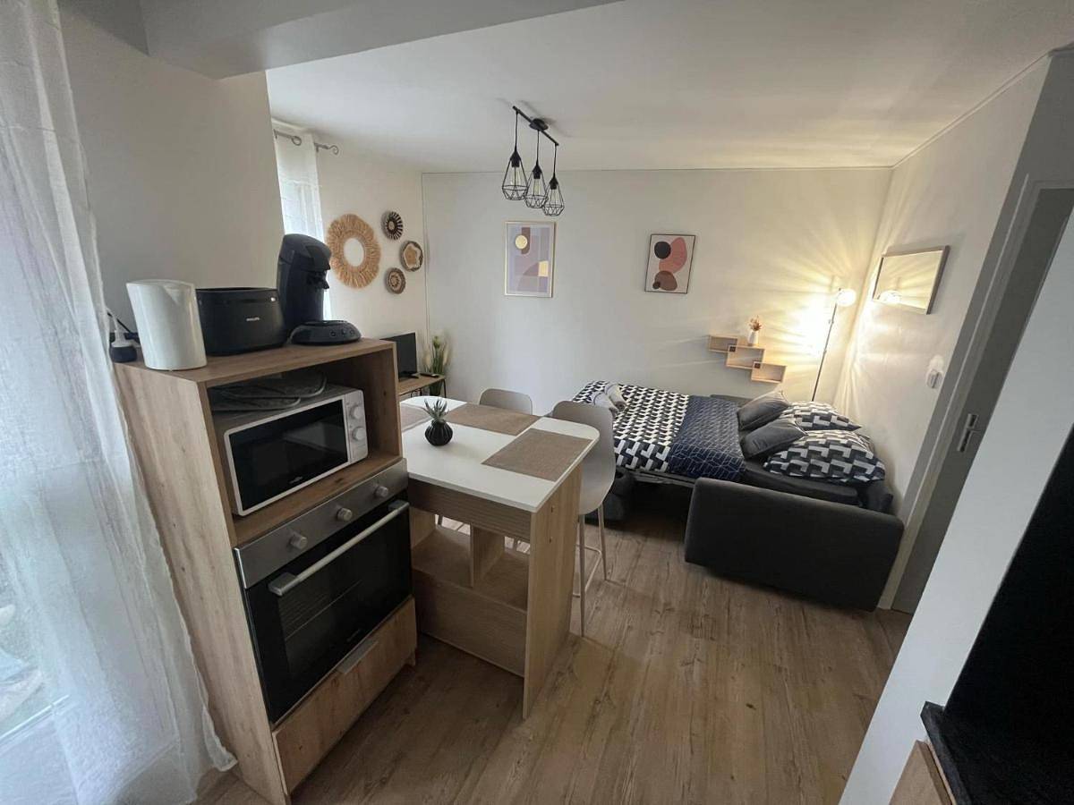 Appartement entier, Appartement moderne Wifi Fibre et Parking privé gratuit avec balcon et ascenseur in Niort, Région de Niort