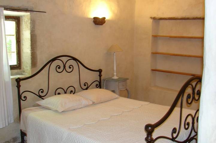 Gîte pour 5 personnes, avec Terrasse ainsi que Jardin et Piscine à Rochefort-du-Gard - 4