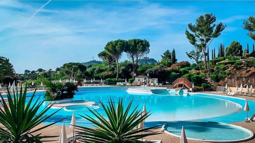 Gîte pour 5 personnes, avec jardin et vue ainsi que piscine et bassin pour enfant, animaux acceptés dans Golf De Cap Esterel - 3