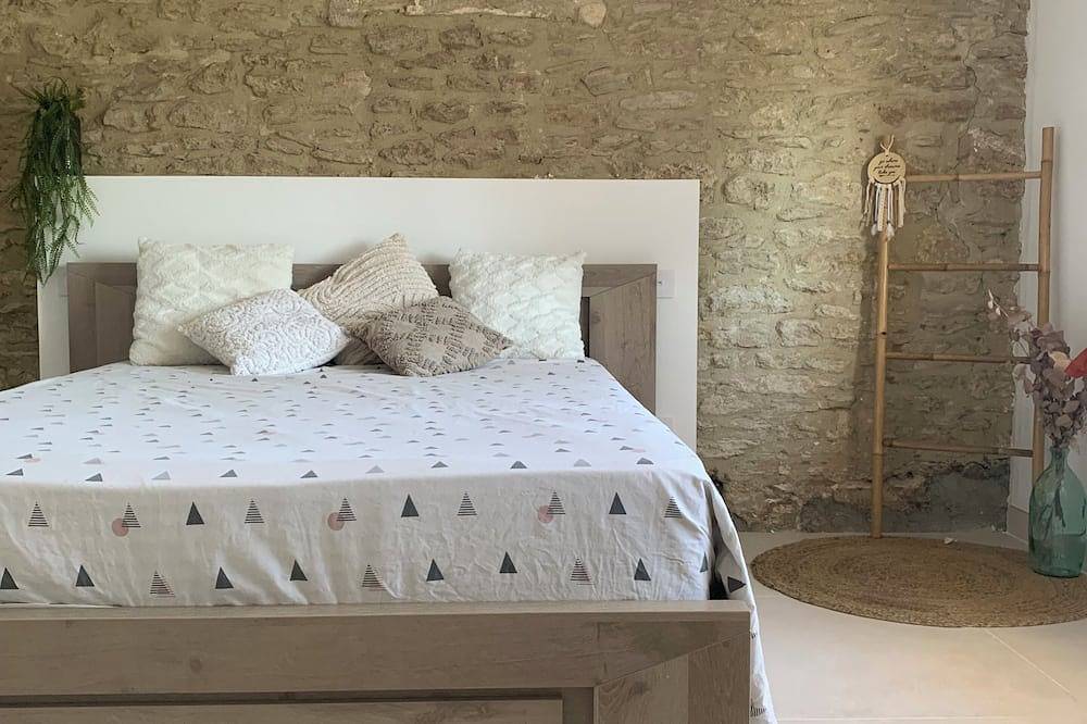 Fully equipped holiday home 5 minutes from Pont-du-Gard in the heart of Sernhac in Sernhac, Nimes und Umgebung
